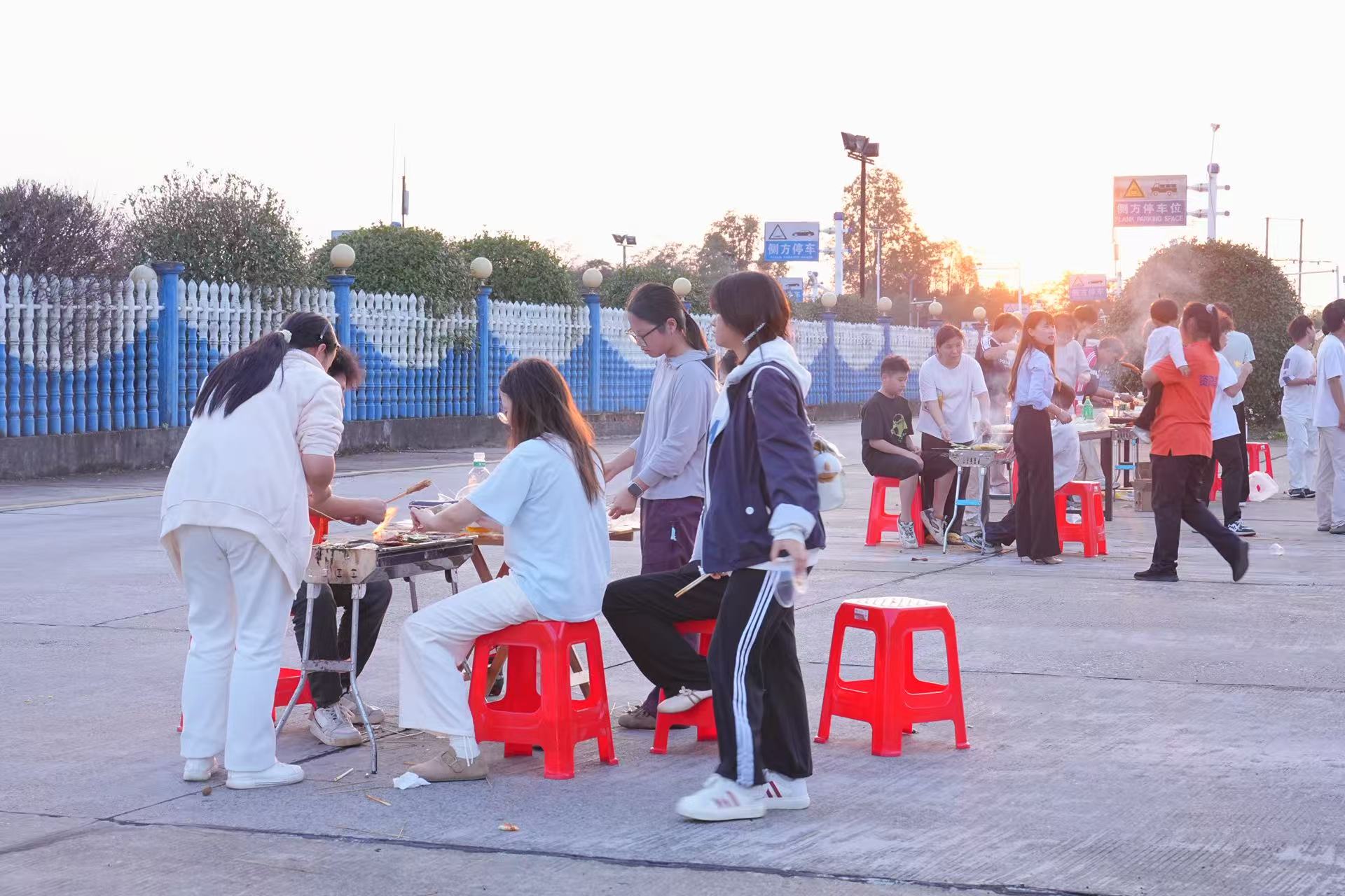 上次活动里，同学们在落日下围炉烧烤、轻松交流