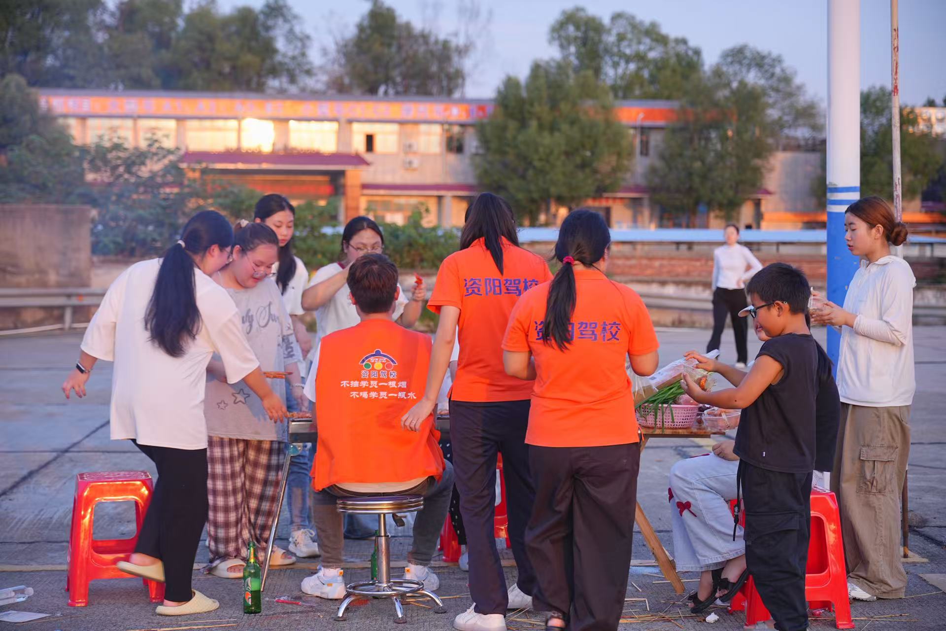 上次活动中，驾校工作人员与同学们围炉交流